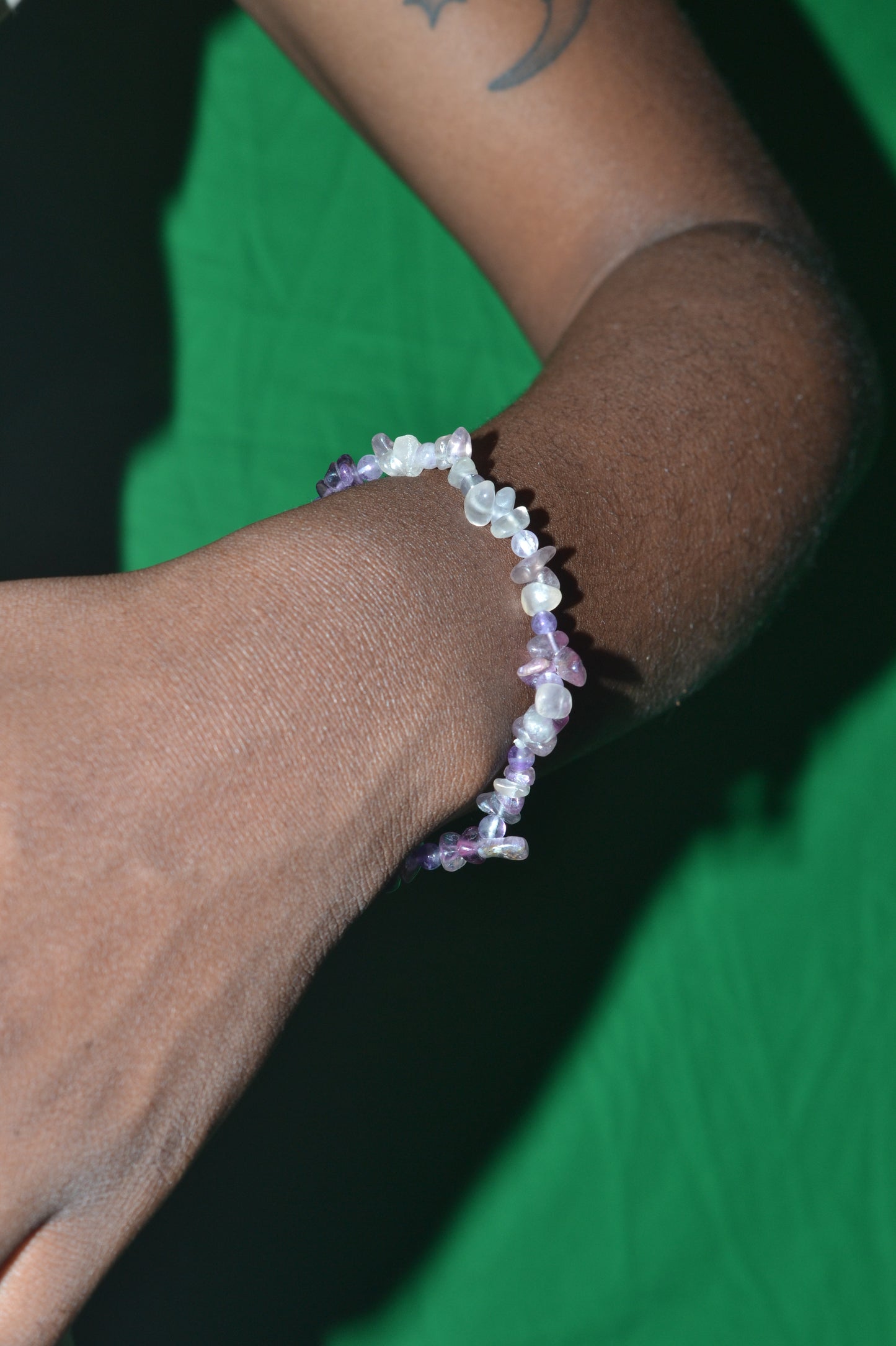 Purple Aura Fluorite & Amethyst Chip Bracelet – Clarity, Protection & Intuition